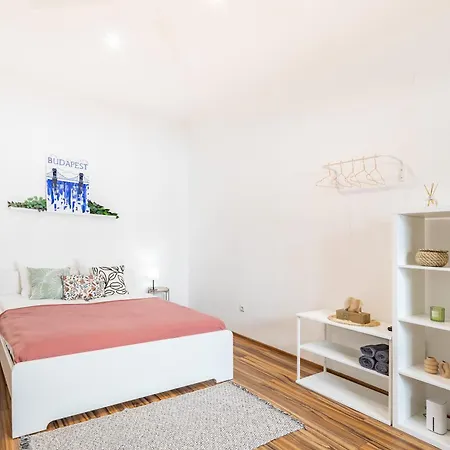 Stylish With Parking Garage Apartmán